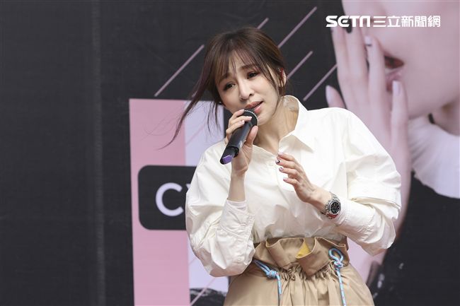 王心凌睽違3年第12張音樂作品「CYNDILOVES2SING」簽唱會，現場與粉絲們互動熱烈。（記者林士傑/攝影）