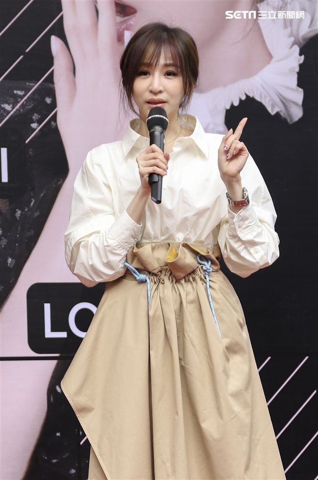 王心凌睽違3年第12張音樂作品「CYNDILOVES2SING」簽唱會，現場與粉絲們互動熱烈。（記者林士傑/攝影）