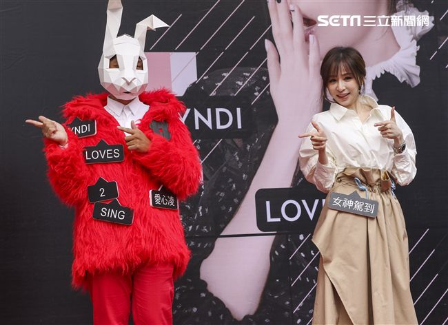 王心凌睽違3年第12張音樂作品「CYNDILOVES2SING」簽唱會，現場與粉絲們互動熱烈。（記者林士傑/攝影）