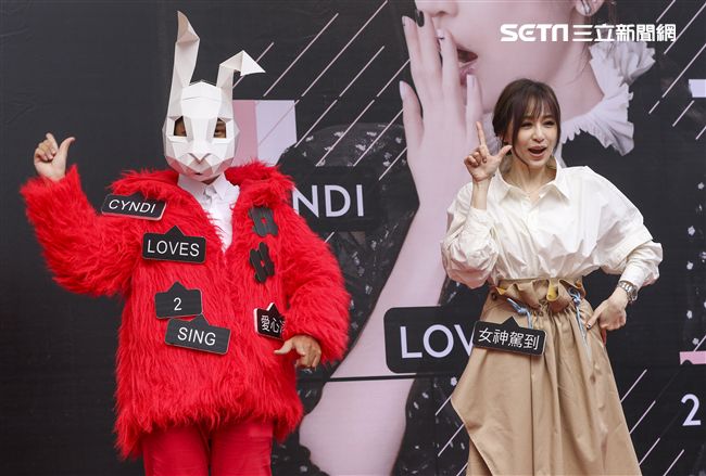 王心凌睽違3年第12張音樂作品「CYNDILOVES2SING」簽唱會，現場與粉絲們互動熱烈。（記者林士傑/攝影）