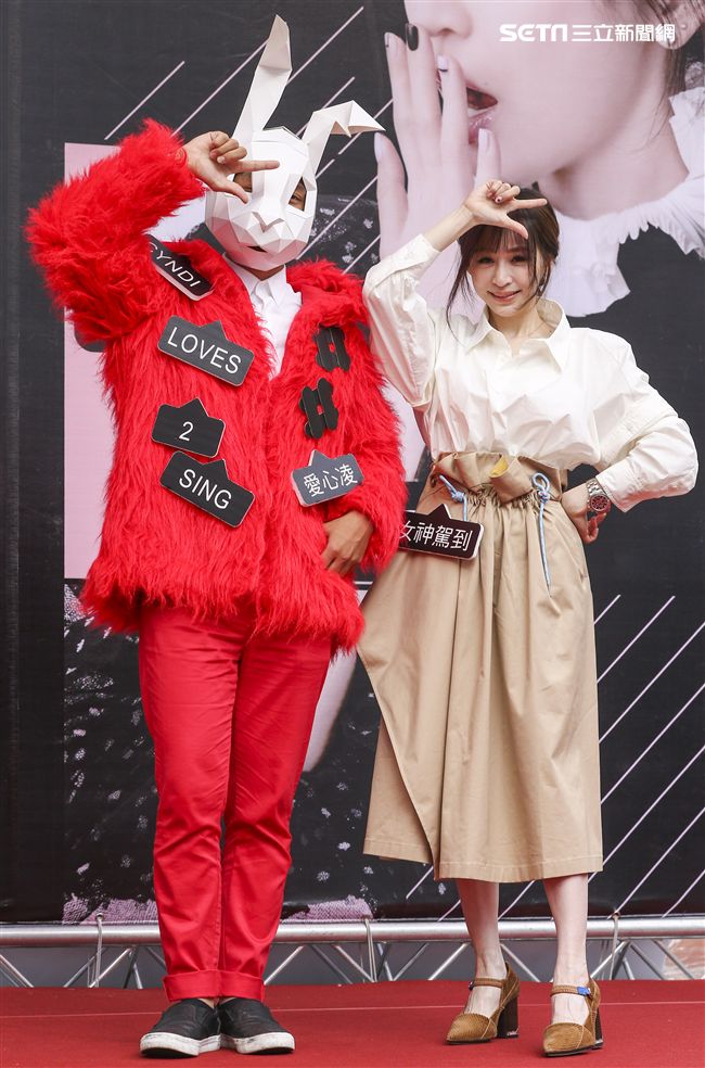 王心凌睽違3年第12張音樂作品「CYNDILOVES2SING」簽唱會，現場與粉絲們互動熱烈。（記者林士傑/攝影）