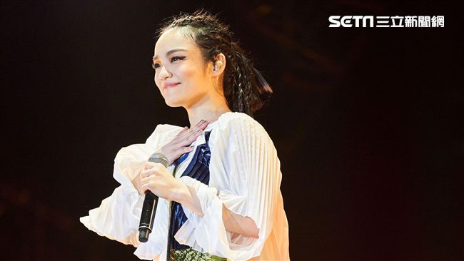 女星舞台玩起立蹲下　嗆：給港都好看
