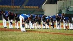 ▲中職聯隊賽後與觀眾席深深鞠躬。（圖／中華職棒提供）