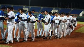 ▲冬季聯盟冠軍賽後，兩隊握手致意。（圖／中華職棒提供）