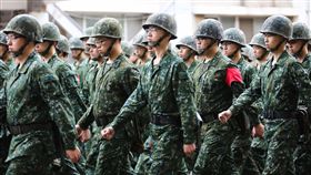 新兵在台中成功嶺受訓（1）被稱「末代義務役」的陸軍2225梯、空軍892梯、海軍892梯、海陸811梯，經過一年，共412名官兵將全數退伍，象徵義務役走入歷史。圖為新兵在成功嶺訓練畫面。中央社記者游凱翔攝  107年12月16日