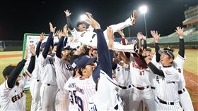 ▲讀賣巨人二軍監督高田誠在冬季聯盟奪冠被拋起。（圖／中華職棒提供）