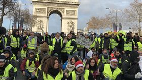 法國黃背心眼中釘  富人稅成社會不公象徵法國「黃背心」運動起於群眾反對調漲燃油稅，後來訴求擴大到要政府改善種種社會不平等，「富人稅」就是其中一個象徵。（攝於12月8日第4波抗議）中央社記者曾依璇巴黎攝  107年12月15日