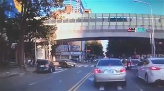 逆向闖紅燈還肇逃　警揪出誇張女駕駛