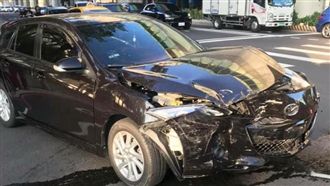 誇張三寶逆向闖紅燈　撞爛車竟落跑