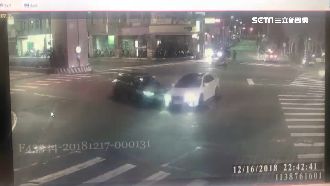 轎車搶快左轉害撞　百萬奧迪車頭全毀