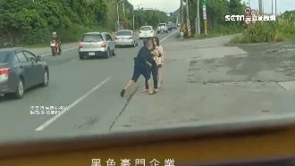 女奔追狗險遭卡車撞　平頭男打狗出氣
