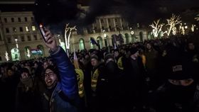 新版勞動法成「奴隸法」　匈牙利萬人街頭示威（圖／翻攝自推特）