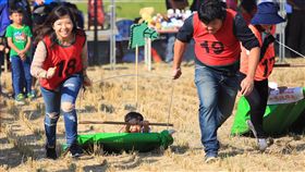 後壁田間玩很大　大小朋友笑開懷（2）台南市無米樂稻米促進會主辦的「2018田間玩很大第3屆–愛稻遊樂園」16日在後壁區熱鬧登場，下午安排在收割後的稻田中進行趣味競賽，讓大小朋友開心參與，一起體驗農人辛勞。（台南市觀旅局提供）中央社記者楊思瑞傳真　107年12月16日