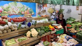 宜蘭傳統民生市場　吹起減碳文青風宜蘭縣羅東鎮公有民生市場10個攤位最近在縣府輔導下，改造現有空間與設施，除改用符合環保低碳要素的布簾式招牌，也將老舊塑膠製容器汰換為天然木箱，並改用高發光效率LED燈具，外觀不但整潔、省電，也呈現文青風貌。（宜蘭縣政府環保局提供）中央社記者沈如峰宜蘭縣傳真　107年12月16日