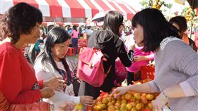 氣候適中雨水少　中寮珍珠柑甜度及口感佳南投縣中寮鄉公所與中寮鄉農會16日在中興新村親情公園舉辦中寮鄉珍珠柑評鑑頒獎典禮暨農特產品展售，由於今年雨水較少，柑橘類甜度及外觀都有所提升，吸引不少民眾選購。（南投縣政府提供）中央社記者蕭博陽南投縣傳真　107年12月16日