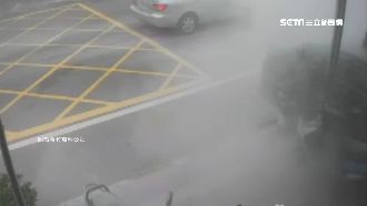 馬路竄白煙遮視線！竟是鄰居測滅火器