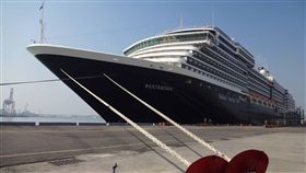 豪華郵輪載客航抵高雄港荷美集團旗下的大型豪華郵輪「威士特丹號」（WESTERDAM）16日搭載近2000名國際旅客航抵高雄港，估計靠岸8小時可為高雄創造至少20萬美元的觀光產值。中央社記者陳朝福攝　107年12月16日