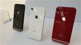 iPhone XR登台開賣  恐缺貨到下個月蘋果iPhone XR於26日登台開賣，XR初期到貨量比預期低，恐至11月中旬才會供貨較多，滿足市場需求。中央社記者江明晏攝  107年10月26日