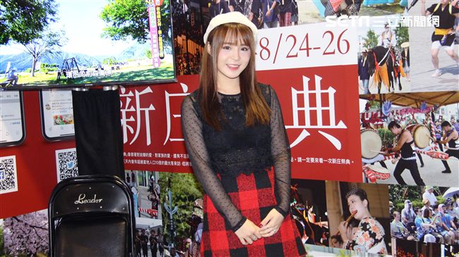 竟成文青百大書單　呆萌女神這樣回
