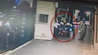 怪男強擄金髮妹　遭扯髮鎖喉拖行