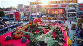 台南北門仁安大醮　普度也走文創風（1）台南市北門區二重港仁安宮五朝建醮活動，16日進行祀宴大典及普度植福大拜拜，擺出一對「祥龍瑞氣，威鳳祥麟」裝置藝術作品。（二重港仁安宮提供）中央社記者楊思瑞台南傳真　107年12月16日