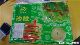 台北市中正區羅斯福路的英仕堡師大店，遭台北市衛生局抽驗出使用的沙拉產品外包裝反式脂肪標示不符規定。（圖／台北市衛生局提供）