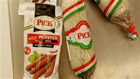 新法上路第3天　違規攜肉品入境仍多（1）民眾違規攜帶肉品入境罰鍰新規定上路第3天，農委會防檢局表示，自15日下午4時至16日下午4時止，再查獲17件違規案，其中，在桃園機場查獲旅客攜帶來自匈牙利的豬肉臘腸，開罰新台幣5萬元。（防檢局提供）中央社記者吳欣紜傳真　107年12月16日