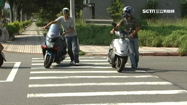 有些騎士不想等待，會用牽車方式過馬路。（示意圖／資料照）