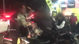 情侶持安全帽打人　背後旗子有亮點！