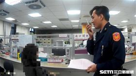 陳姓老婦受到詐騙集團蠱惑，對方謊稱是香港彩票公司高層，可以讓她用1千美金賺320萬港幣，所幸被保七警員及時攔阻（翻攝畫面）