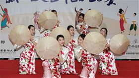 新住民舞蹈比賽　越南舞蹈放眼世界12月18日是國際移民日，教育部16日在台北火車站舉行新住民舞蹈比賽成果發表會，新住民二代的台灣藝術大學學生最後壓軸演出「放眼世界—越南舞蹈」，呈現越南的多項傳統舞蹈。中央社記者施宗暉攝　107年12月16日