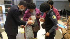 最可愛的防疫尖兵　老外被查獲還誇讚中國旅客日前入境日本攜帶10公斤豬肉特產，被檢疫犬發現而淚灑機場；台灣檢疫犬則曾有溫馨故事，一名愛狗的西方遊客被米格魯發現誤帶檢疫品入境，還誇讚檢疫犬。圖為檢疫犬發現違禁品坐在旅客旁。（防檢局提供）中央社記者楊淑閔傳真　107年12月16日