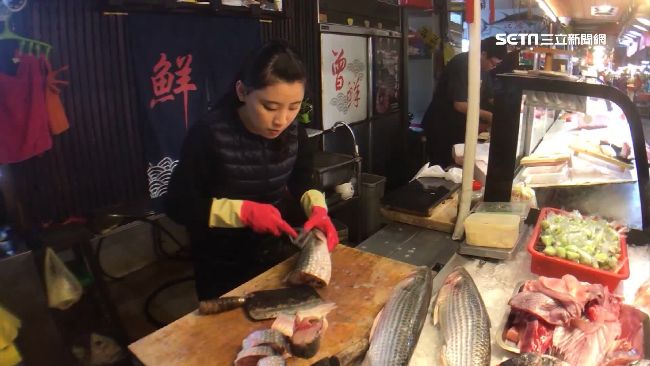 爸爸生病幫賣魚！殺魚妹明星臉爆紅