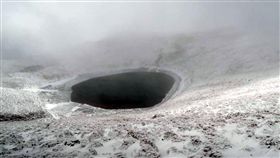 嘉明湖暫取消封山公告  雪季有機會開放（2）嘉明湖每年元旦過後封山3個月，但有山友質疑封山的必要性；林務局台東林管處暫時取消封山公告，27日將和山友的座談會聽取意見，再決定雪季期間是否開放嘉明湖。圖為嘉明湖雪景。（余信智提供）中央社記者盧太城台東攝  107年12月17日