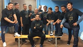 ▲鄭達鴻參加張泰山引退式，臉書PO出興農牛隊球員合影。（圖／翻攝自鄭達鴻臉書）