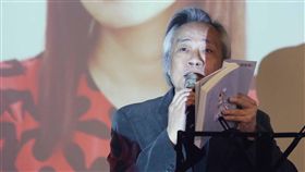 王健壯朗讀分享李維菁遺作台灣女作家李維菁11月病逝，她的追思會暨「有型的豬小姐」新書發表會16日在台北市長官邸藝文沙龍舉行，上報董事長王健壯（圖）現場朗讀並分享她的新書內容。中央社記者吳翊寧攝　107年12月16日