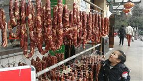 非洲豬瘟（1）非洲豬瘟病毒耐性極強，可存活於冷藏豬肉100天、冷凍豬肉1000天，疫區豬肉、肉製品都將成為傳播途徑並感染豬隻。圖為上海商家在市場販售豬肉香腸，引來孩童垂涎。中央社記者陳家倫上海攝　107年12月17日