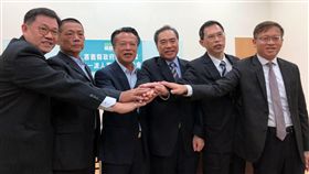 翁章梁力邀  台酒董事長吳容輝回鍋嘉義縣副縣長嘉義縣長當選人翁章梁（左3）17日公布公布第一波人事，副縣長將由現年59歲的台灣菸酒股份有限公司董事長吳容輝（右3）回鍋擔任。中央社記者黃國芳攝　107年12月17日