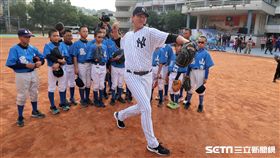  王建民穿上洋基40號球衣到龜山國小擔任講師。（圖／記者王怡翔攝影）