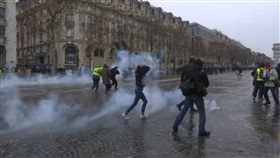 法國警方15日在巴黎街頭發射催淚彈、噴射水柱驅趕黃背心抗議群眾。（圖／AP授權）