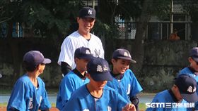 王建民穿上洋基40號球衣到龜山國小擔任講師。（圖／記者王怡翔攝影）