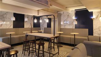 全台首間！全家開咖啡店還有免費插座