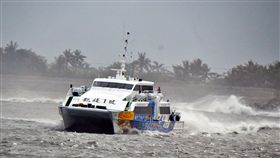 停泊費漲3倍　客輪業將取消綠島居民優惠票台東4家客輪業者日前公告，因台東縣政府將客輪的停泊和管理費漲了3倍，造成營運成本大增，明年元月15日起將調漲票價並取消綠島居民優待票。（檔案照片）中央社記者盧太城台東攝　107年12月17日