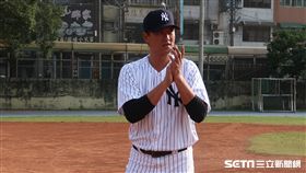 王建民與鄭錡鴻指導龜山少棒球員。（圖／記者王怡翔攝影）