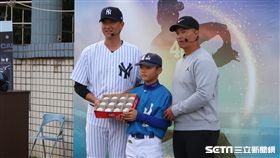 王建民與鄭錡鴻指導龜山少棒球員。（圖／記者王怡翔攝影）