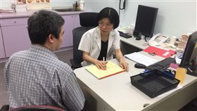 問診、新北推動健康　邀長輩來運動（2）新北市力推「動健康」，並為長者進行衰弱評估，衛生局官員表示，若評估發現異常，即由國內首批通過EIM認證的醫師開立「運動處方」，交給通過認證的物理治療師、運動指導員等專業人員協助執行。（新北市政府提供）中央社記者王鴻國傳真　106年11月18日