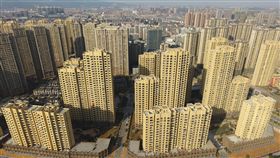 壓制房價中國住建部：調控不力就究責中共政治局會議日前首度提出堅決遏制房價上漲後，中國住建部7日要求加速制訂住房發展規劃，堅決遏制投機炒房，對房市調控不力的地方政府堅決究責，被視為官方壓制房價的進一步訊號。圖為江西南昌住宅大樓。（中新社提供）中央社　107年8月7日