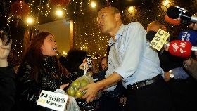 韓國瑜出席餐敘座談　粉絲送水果加油