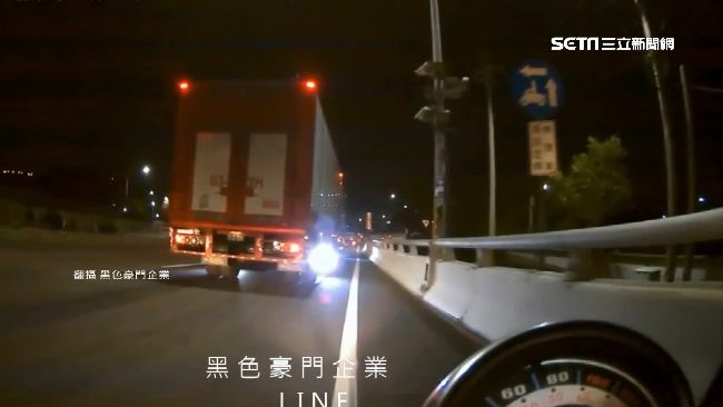 聯結車閃側燈提醒騎士　網讚超好心！