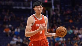 ▲效力火箭的大陸球員周琦遭裁。（圖／翻攝自推特）